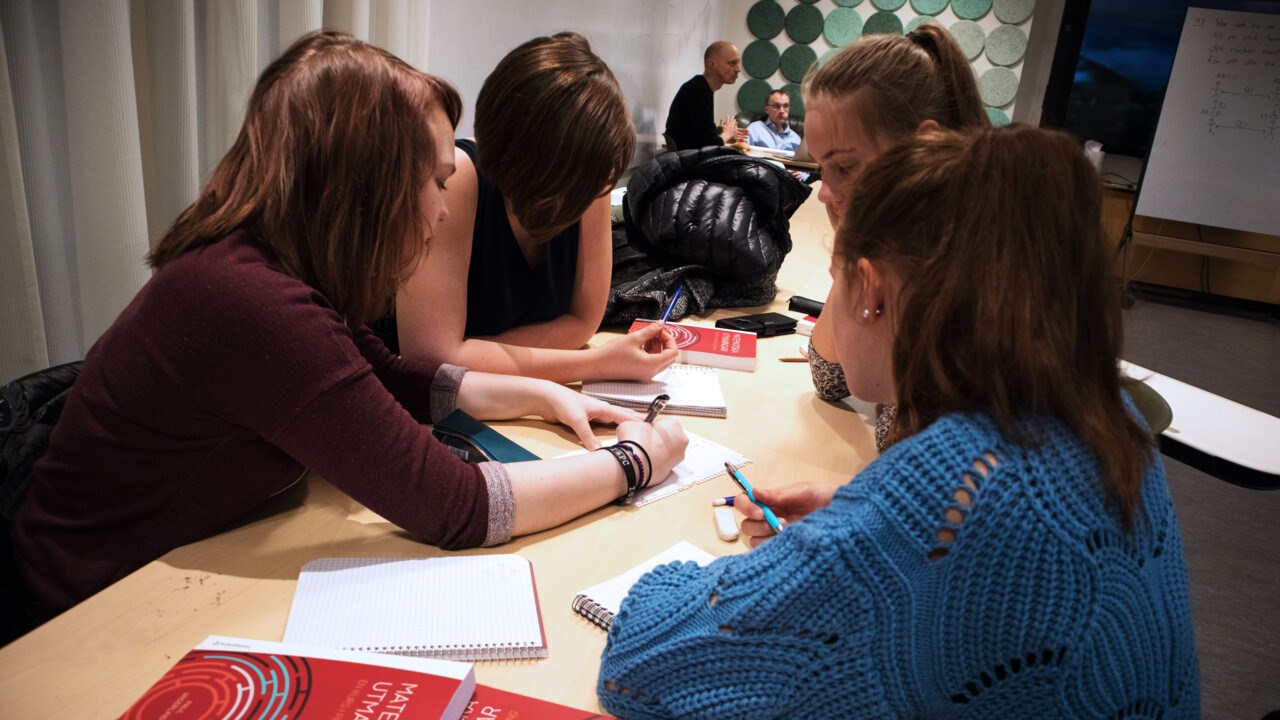 Bild på eleverna Magda Hyttsten, Tindra Nygren, Hanna Wikström och Hanna Jönsson som räknar tillsammans.