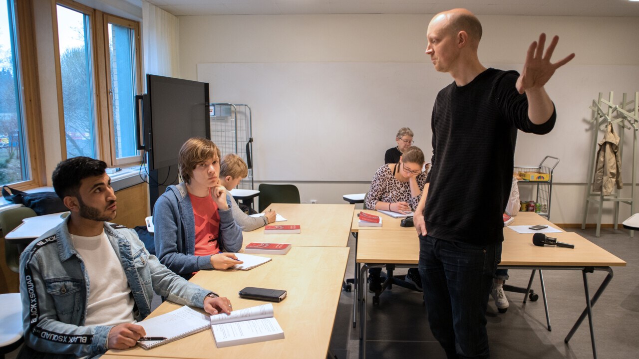 Bild på Lars-Daniel Öhman, lektor i matematik, tillsammans med gymnasieelever