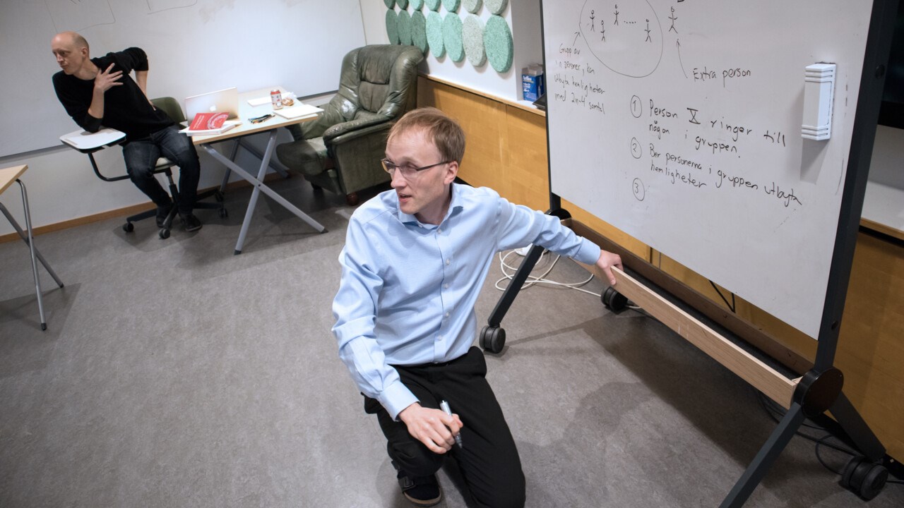 Bild på Åke Brännström, professor i matematik, vid whiteboardtavla