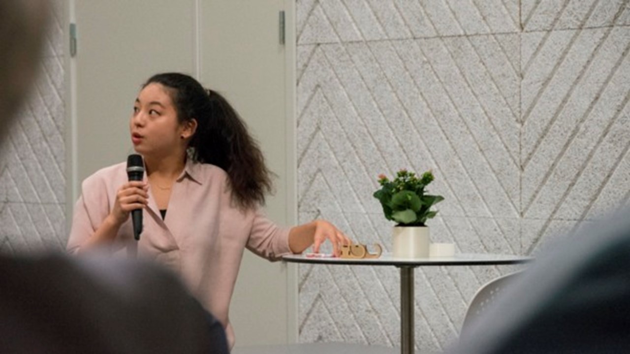 Na-Hyun Kim presenterar två prototyper där tanken är att gömma sensorer i botten på blomkrukor och i dörrkrokar på toaletten.