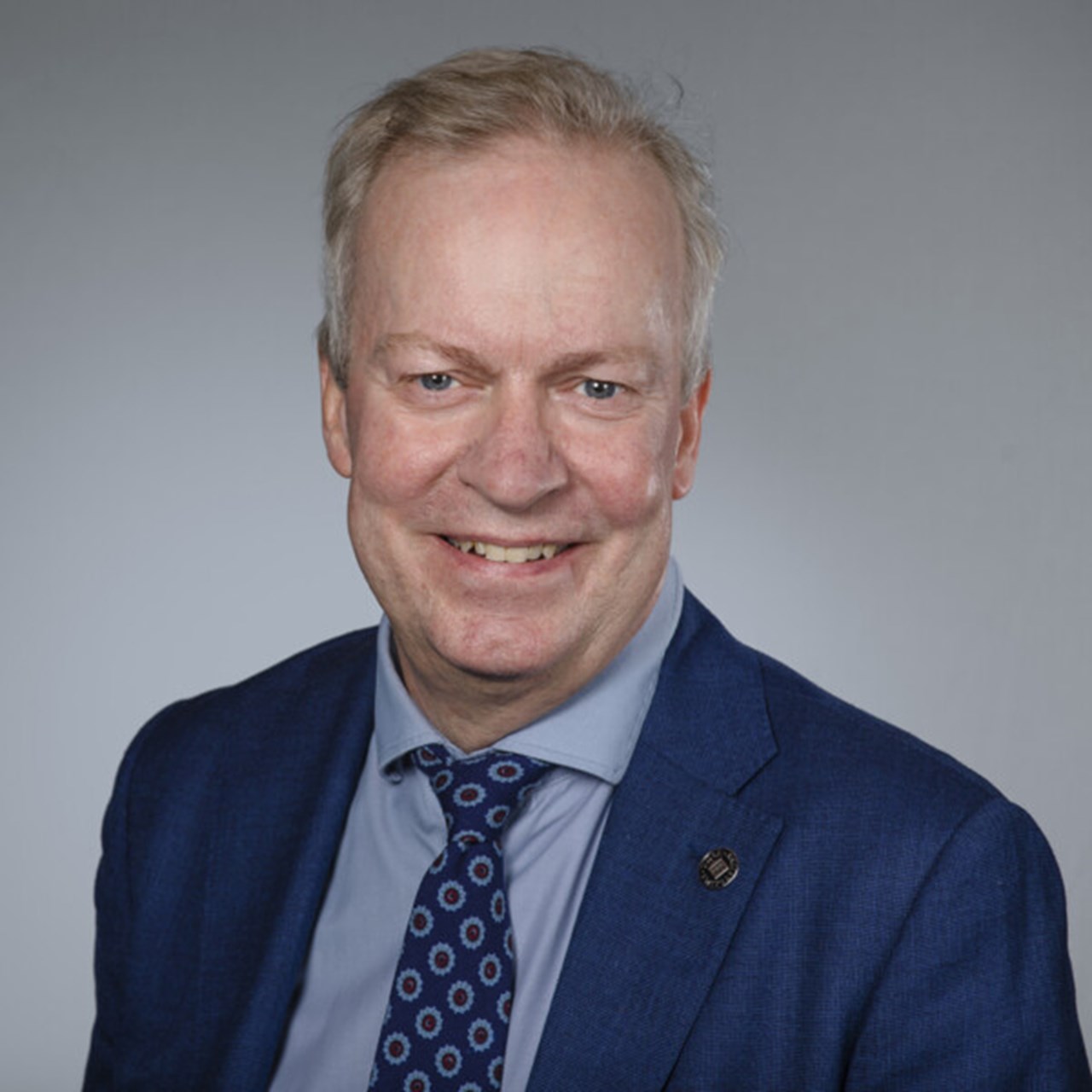 Porträtt på Per Ragnarsson, biträdande universitetsdirektör vid Umeå unviersitet.