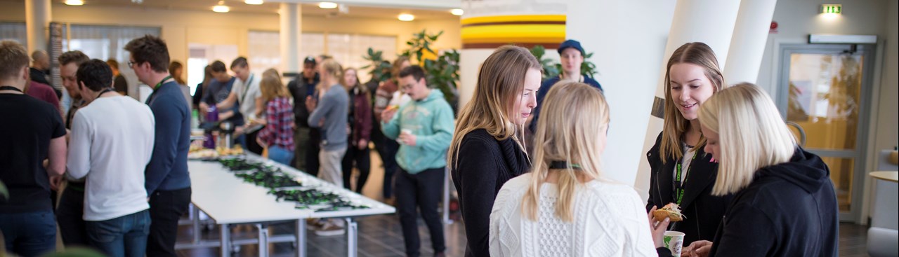 Deltagare under fikapaus vid evenemanget Räkmacka – en mötesplats för studenter och yrkesverksamma.