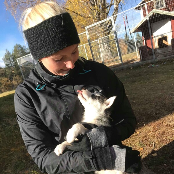 Bild på Felicia Götesson , student på polisprogrammet som håller en hund i famnen.
