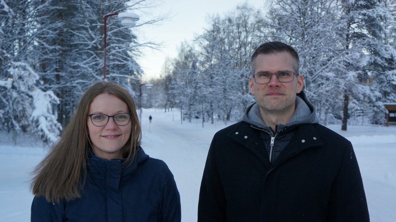 Regina Gratz, SLU och Tommy Löfstedt, institutionen för datavetenskap står  utomhus i ett vintrigt landskap.