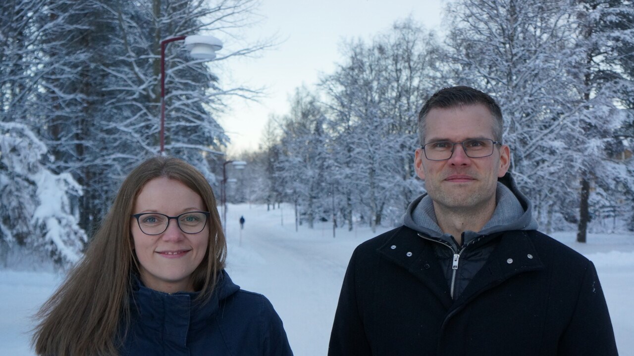 Regina Gratz, SLU och Tommy Löfstedt, institutionen för datavetenskap står  utomhus i ett vintrigt landskap.