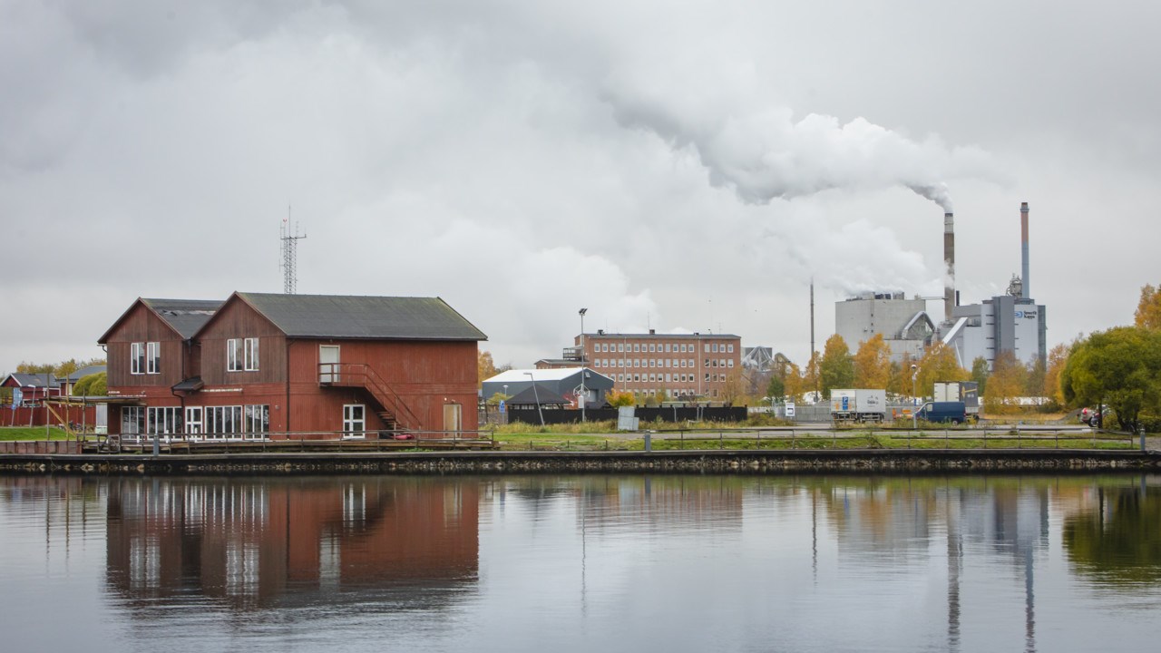 Vy mot massafabriken Smurfit Kappa i Piteå.