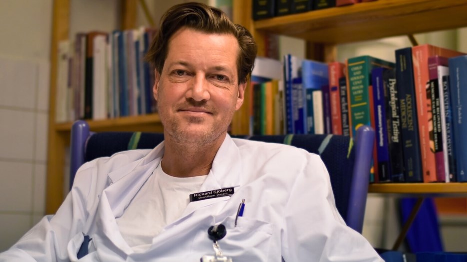 Porträtt på Rickard L Sjöberg, docent i neurokirurgi och medicinsk psykologi samt adjungerad lektor vid institutionen för klinisk vetenskap på Umeå universitet.