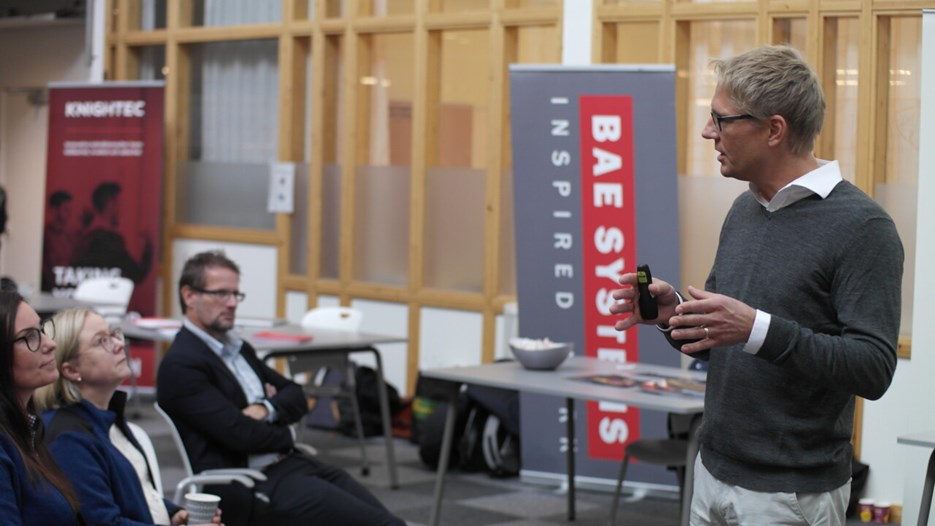 Bild på Tomas Lundberg, Bosch Rexroth, i samtal med studenter