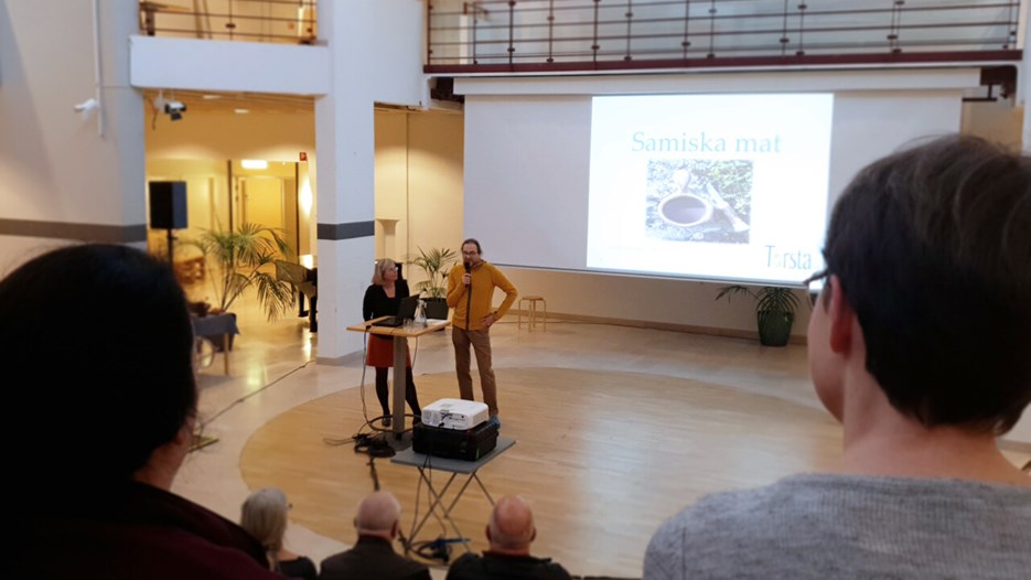 Dieter Müller och Carita Bengs står på scenen för att inleda föreläsningen