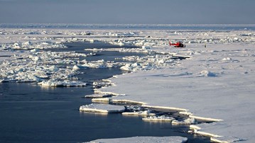 En helikopter på is vid Nordpolen