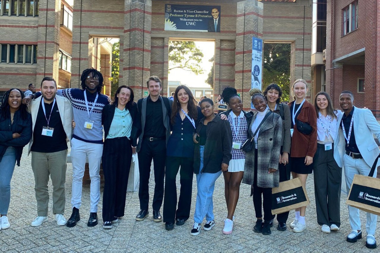 Svenska och sydafrikanska studenter i SASUF student network som står framför entrén till University of Western Cape