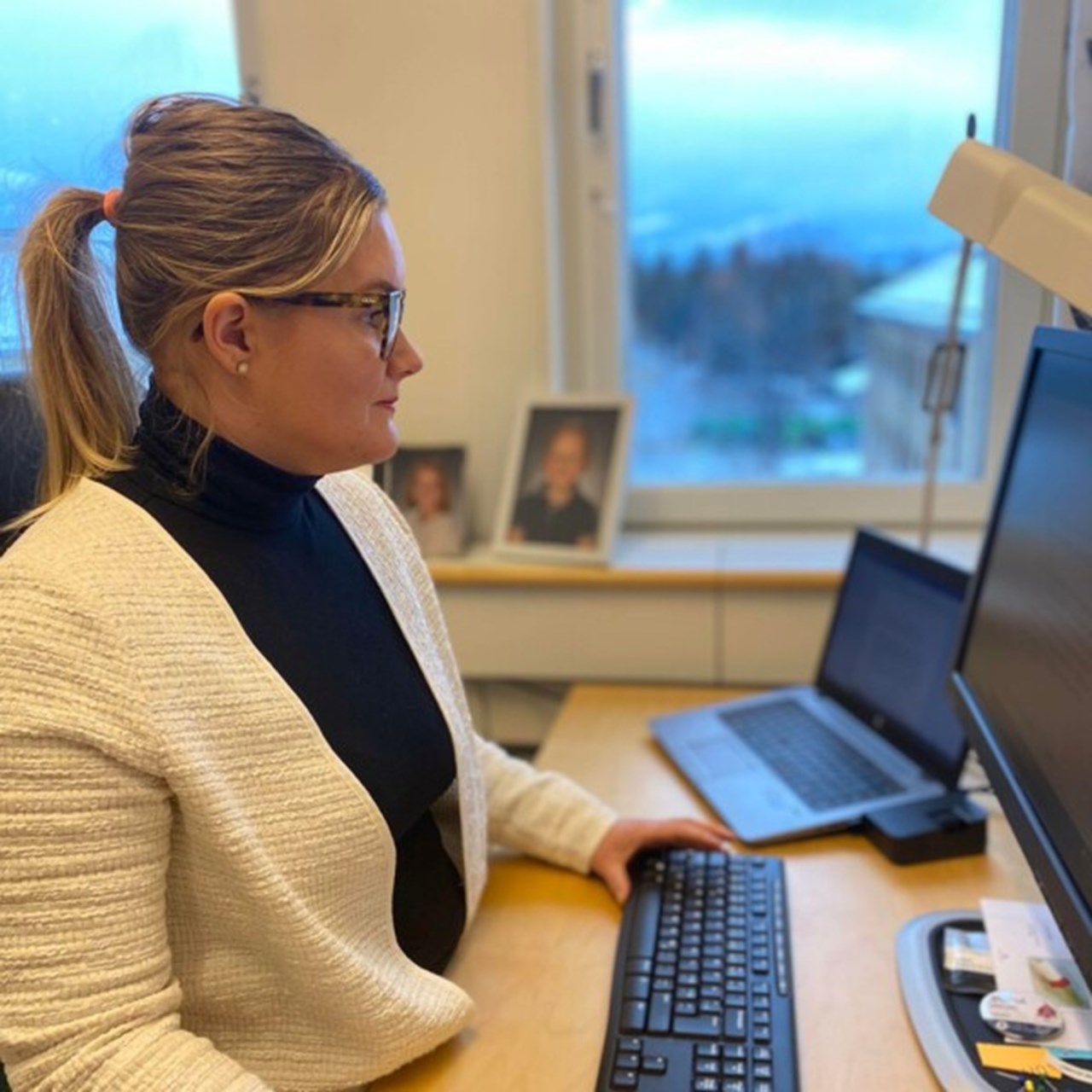 Bild på Sofia Erelund på kontoret på Umeå Universitet