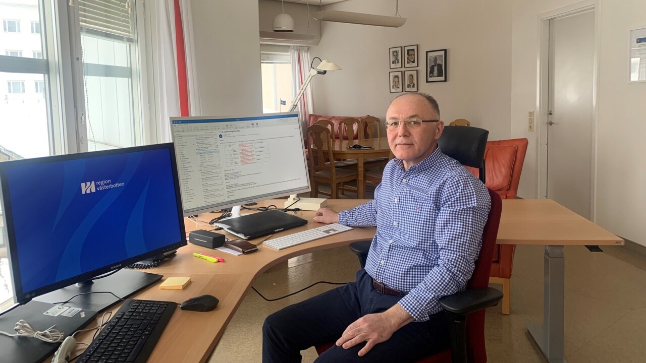Sead Crnalic, professor vid Institutionen för kirurgisk och perioperativ vetenskap, Umeå Universitet sitter vid sitt skrivbord