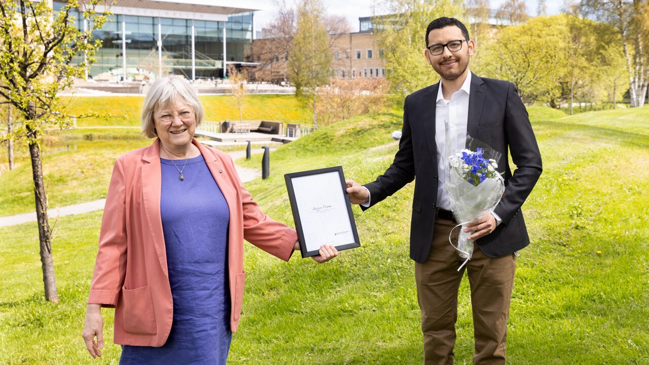 Heidi Hansson handing out the Global Swede diploma to Sergio Flores