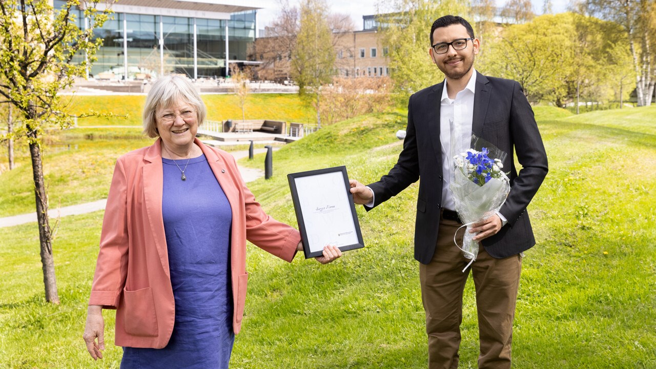 Heidi Hansson delar ut diplom och blommor till årets Global Swede Sergio Flores. 