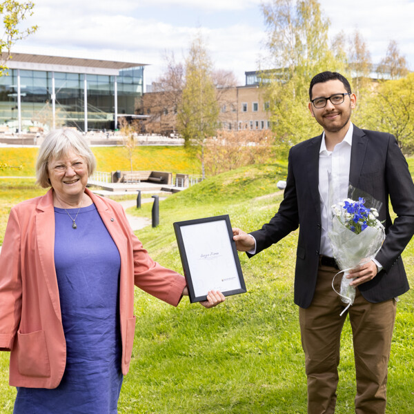 Heidi Hansson handing out the Global Swede diploma to Sergio Flores