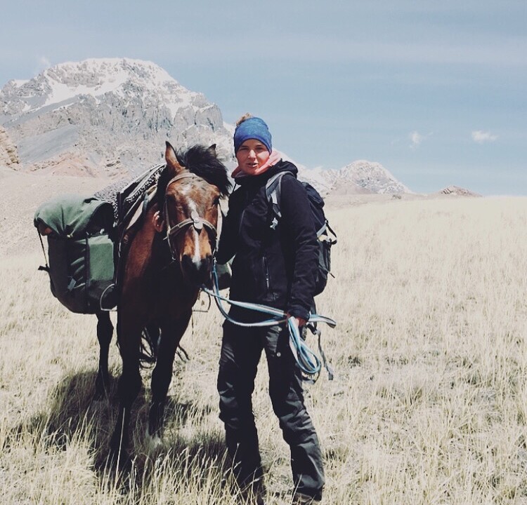 Bild på Sherry Young med häst på expedition i kirgisiska berg