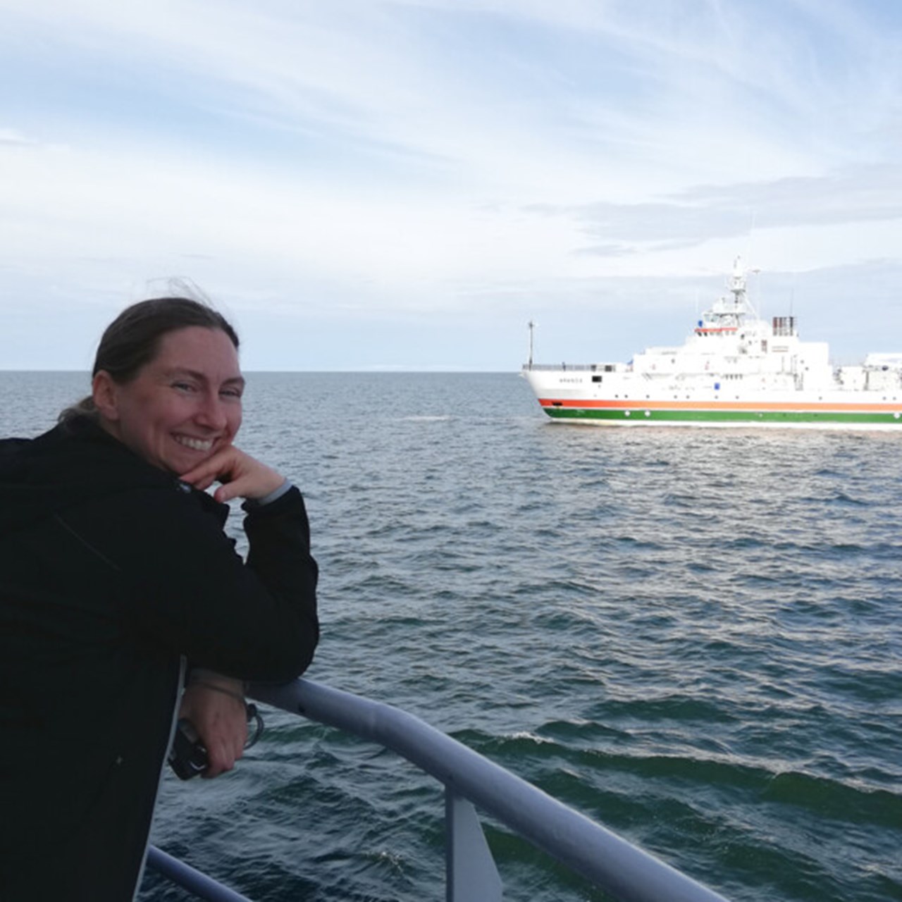 Siv Huseby väntar ombord på forskningsfartyget KBV 181 på att Aranda ska lägga sig sida vid sida.