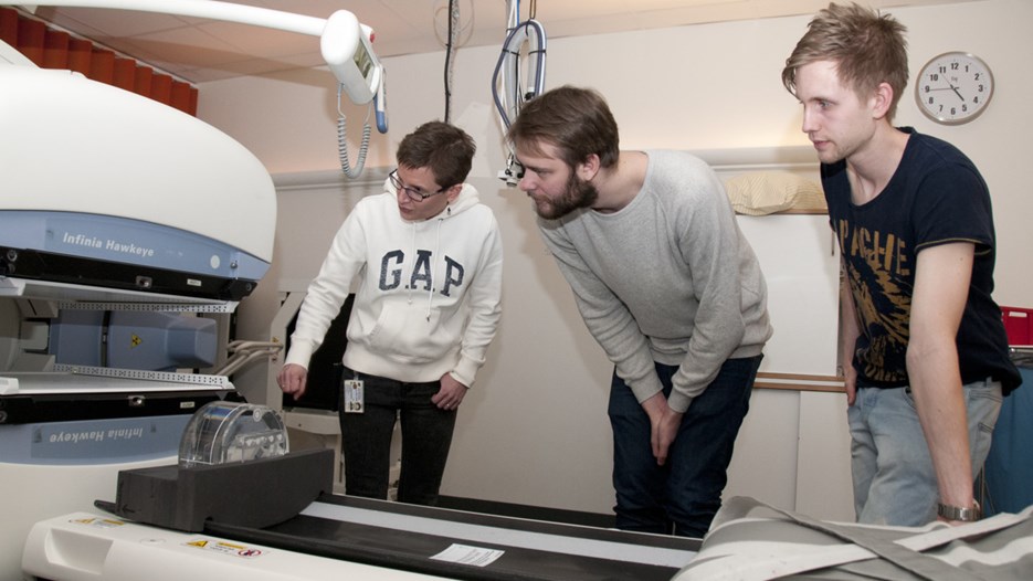 Bild på lärare och studenter i sjukhusfysik