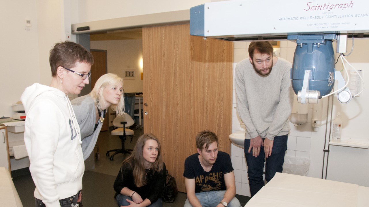Bild på studenter och lärare under ett besök på nuklearmedicin