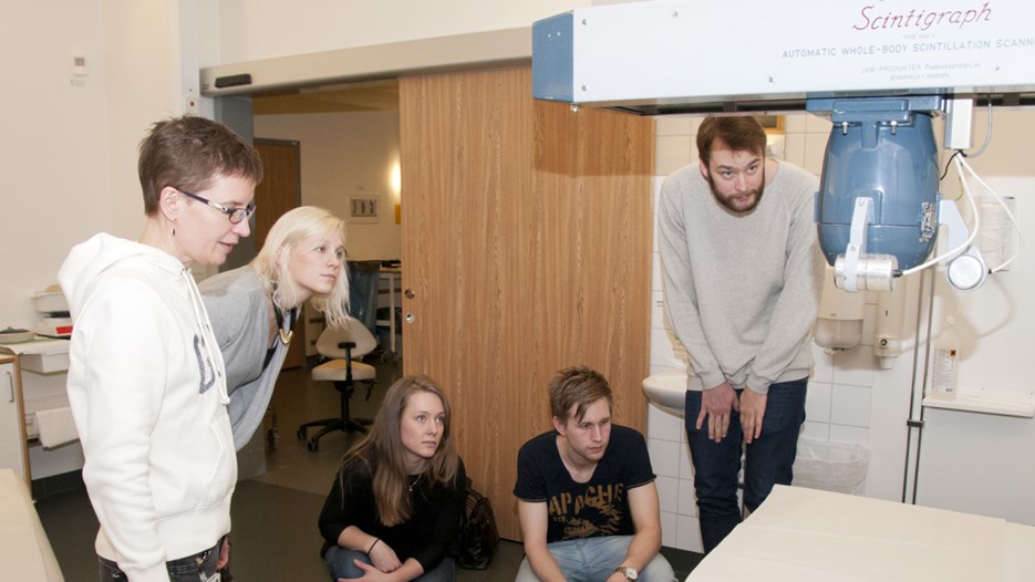 Bild på studenter och lärare under ett besök på nuklearmedicin