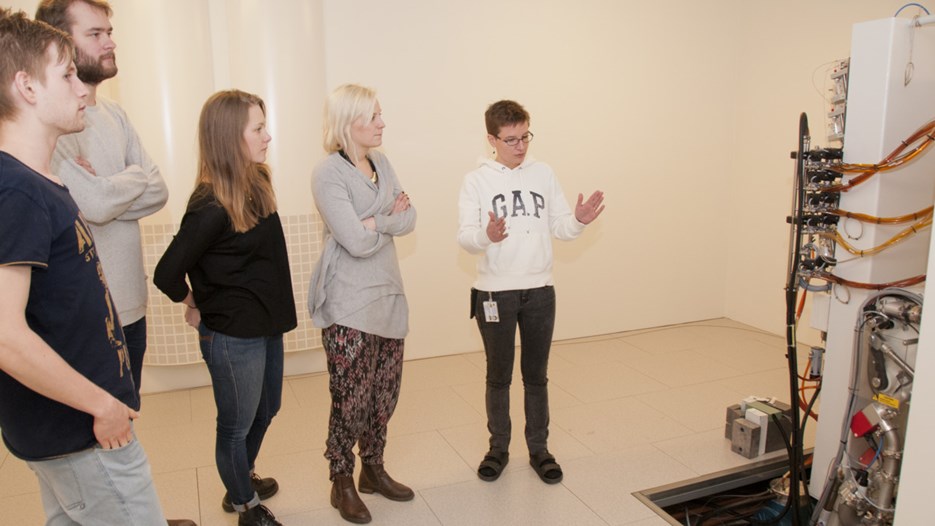 Bild på studenter och lärare vid en cyklotron på universitetssjukhuset