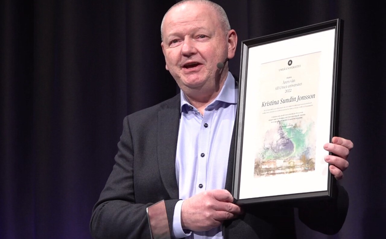 Skärmavbild när Hans Adolfsson delar ut priset Årets vän till Umeå universitet 2022.