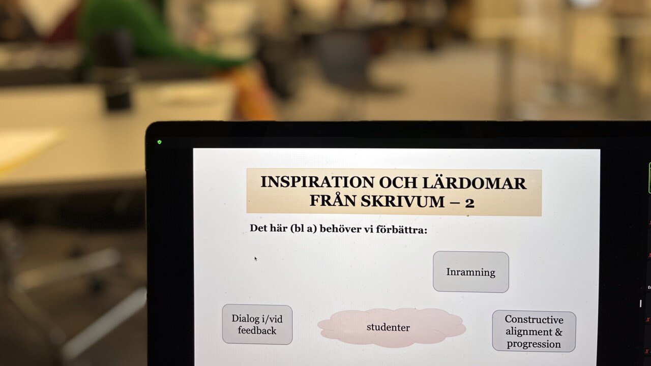 Laptop med bild från presentationsmaterial med rubirken: Inspiraiom och lärdomar från skrivum.