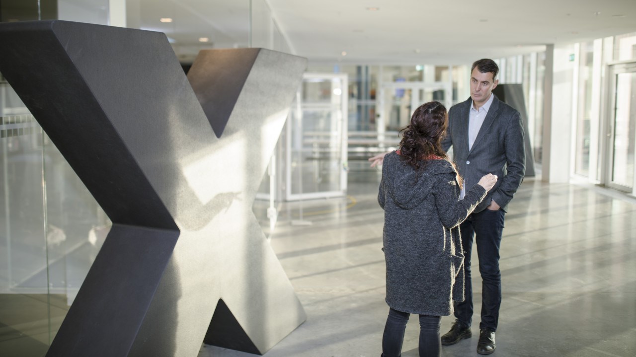 Professor Pelle Snickars samtalar med en kollega utanför Humlab-X på Konstnärligt campus, Umeå universitet.