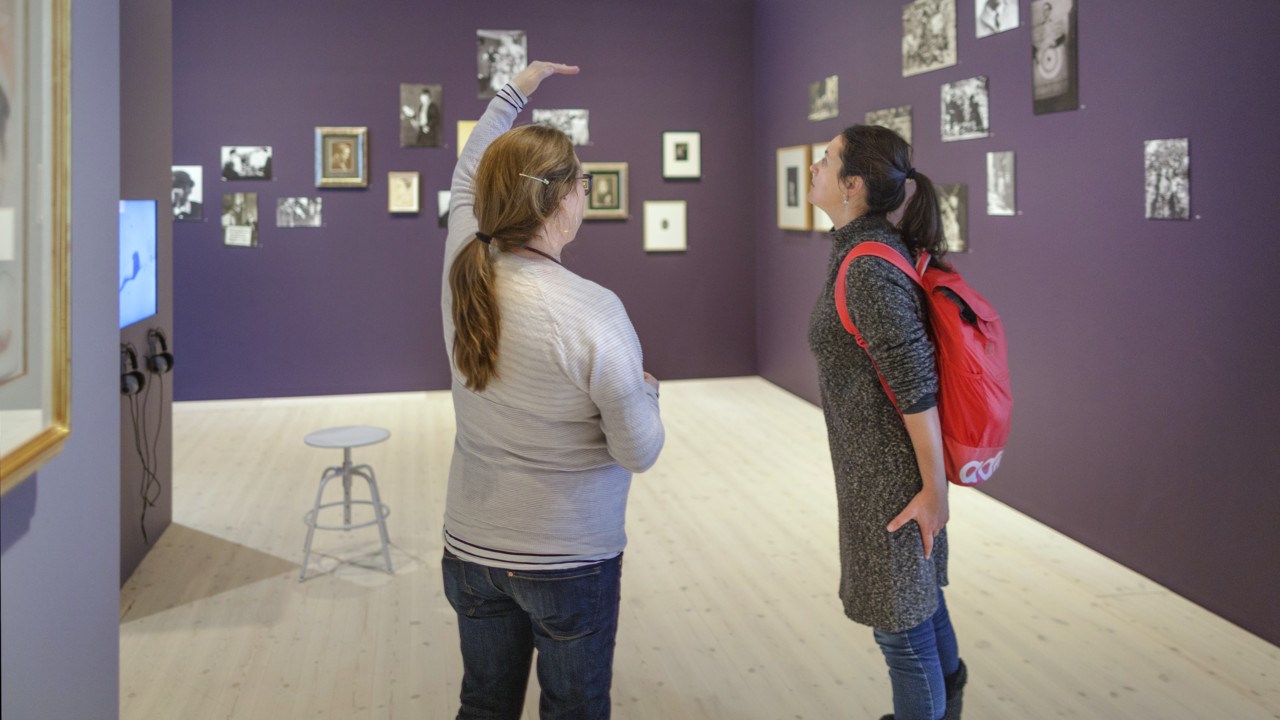 Museiintendent Sofia Johansson och konstnärsassistent Polonca Lovšin från Slovenien diskuterar hur ett av sommarens konstverk ska placeras på Bildmuseet i Umeå.