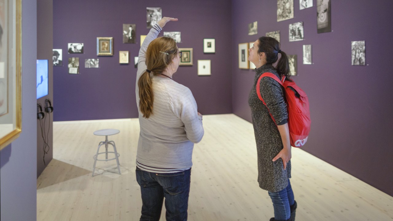 Curator Sofia Johansson and assistant Polonca Lovšin from Slovenia are discussing the placement of one of this summer's works of art.