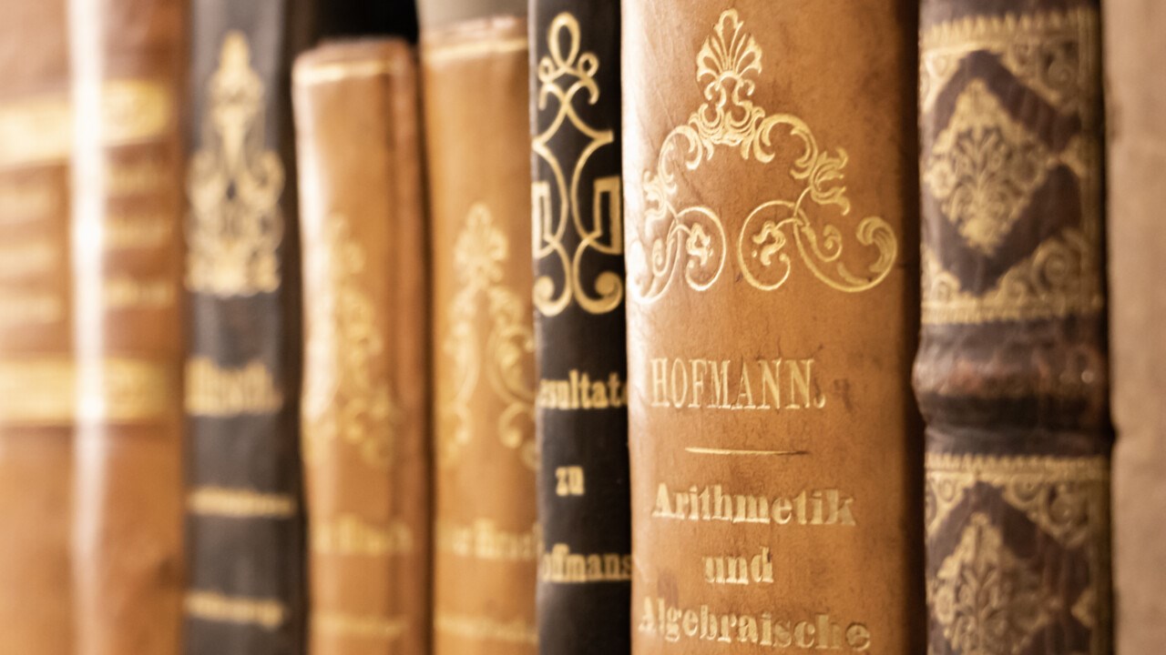 Böcker från Granlundsamlingen i en bokhylla