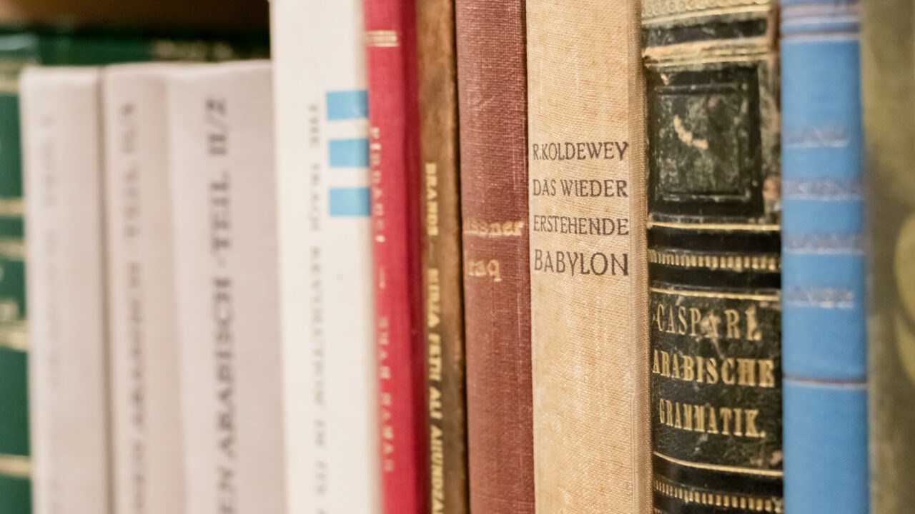 Böcker från Kahles specialsamling i en bokhylla