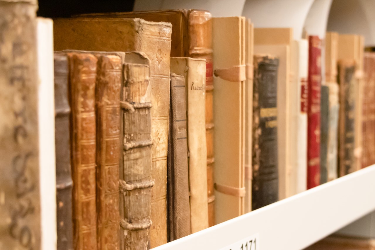 Böcker från Östergrens specialsamling i en bokhylla