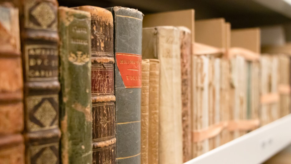 Böcker från Östergrens specialsamling i en bokhylla