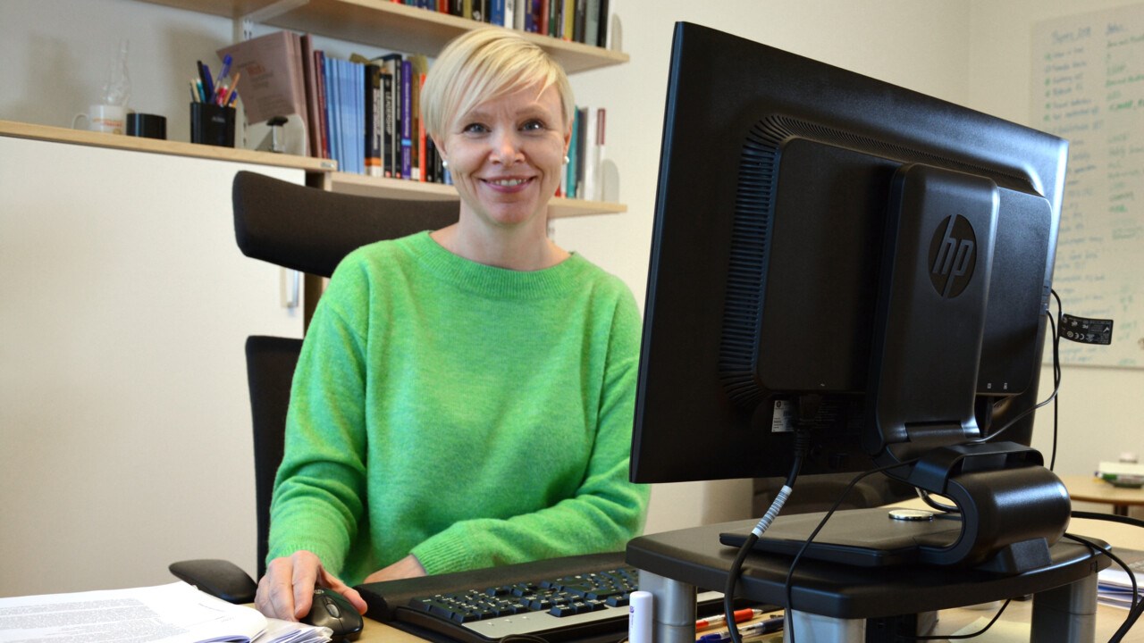 Bild på Susanne Tafvelin sittande vid dator, Anknuten som universitetslektor vid Institutionen för psykologi, Umeå universitet