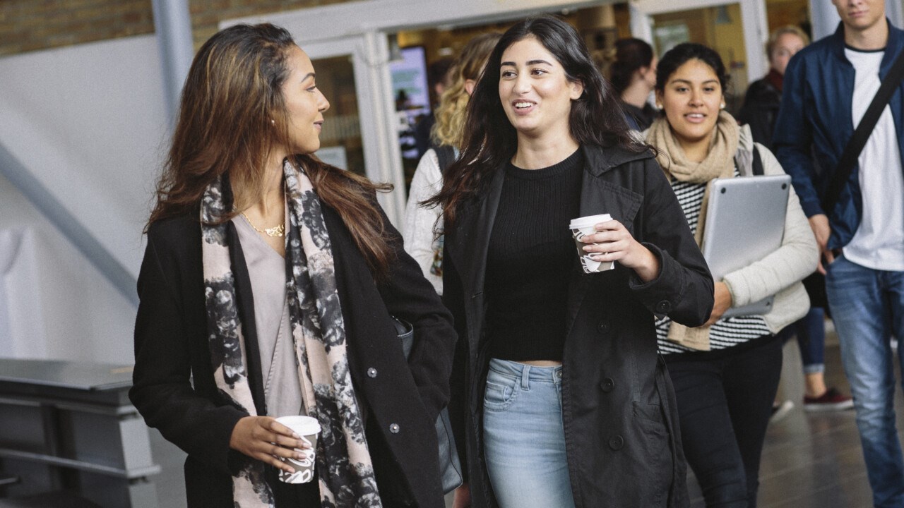 Bild på Studenter i Lindellhallen