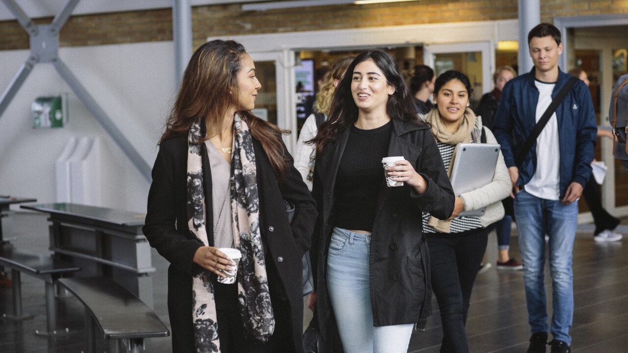 Bild på Studenter i Lindellhallen