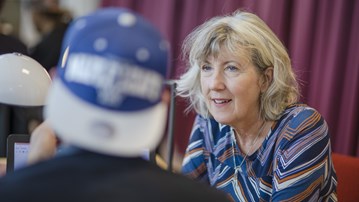 Skrivpedagog på universitetsbiblioteket hjälper studenter