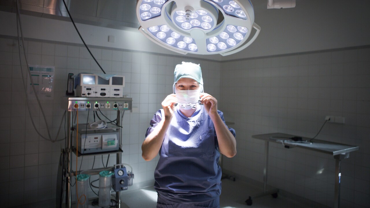Bild på Malin Sund i operationssal