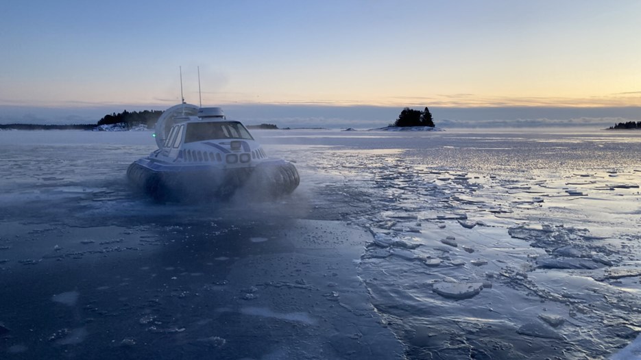 En svävare kör på isbelagt hav