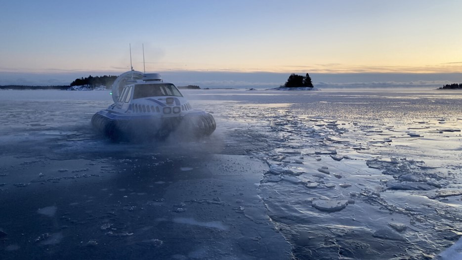 En svävare kör på isbelagt hav