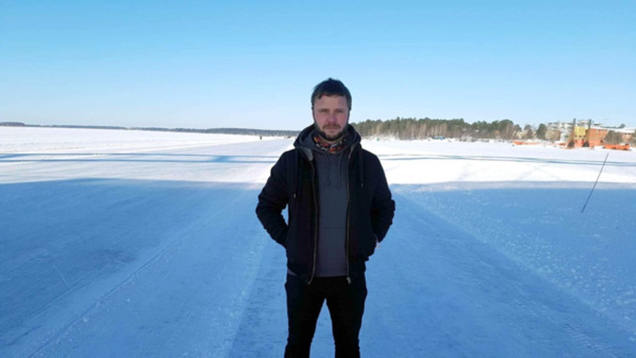Alumn Sven Juntti, snö i bakgrunden