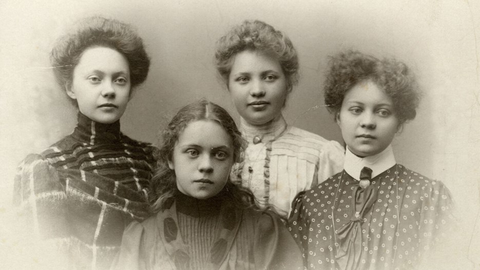 Fotografi på de fyra systrarna Glas. Bilden är från Astrid Värings arkiv, Umeå universitetsbibliotek