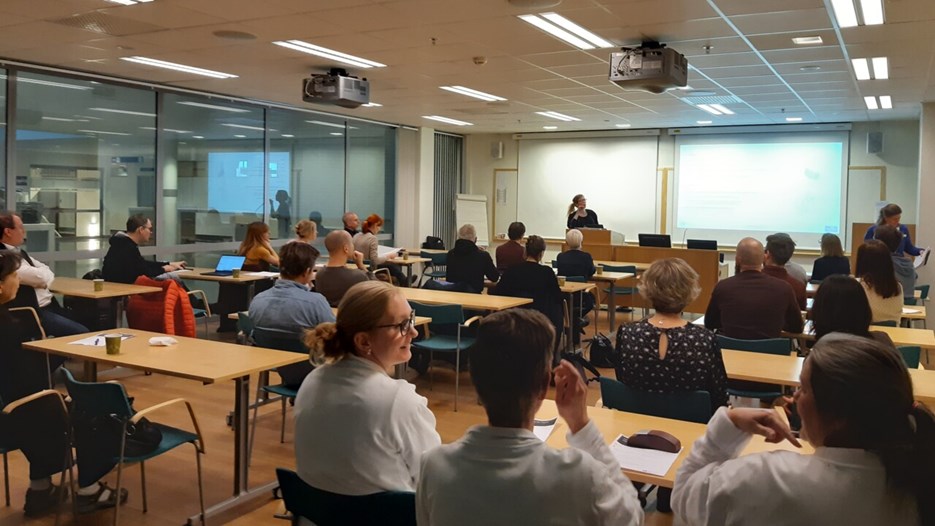 Therese Thunberg, specialist i Infektionssjukdomar, framför en presentation framför en fullsatt sal