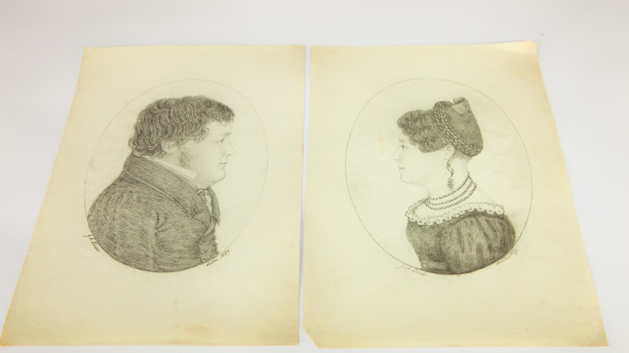 Två teckningar från J A Linders arkiv, Umeå universitetsbibliotek. Teckningarna är två porträtt i profil, ett på en man och ett på en kvinna.