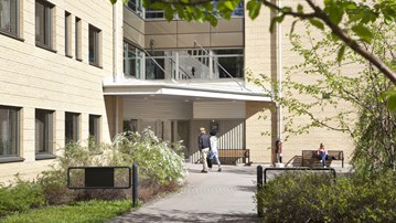 Bild av entrén till Teknikhuset.