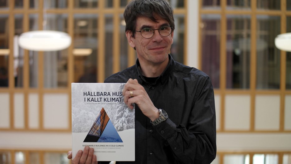 Professor Thomas Olofsson med sin nya bok.