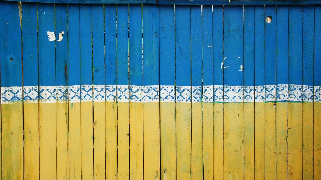 Plank med Ukrainas färger blått och gult.