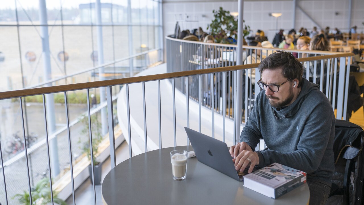 Studentporträtt på Tobias Björkholm.